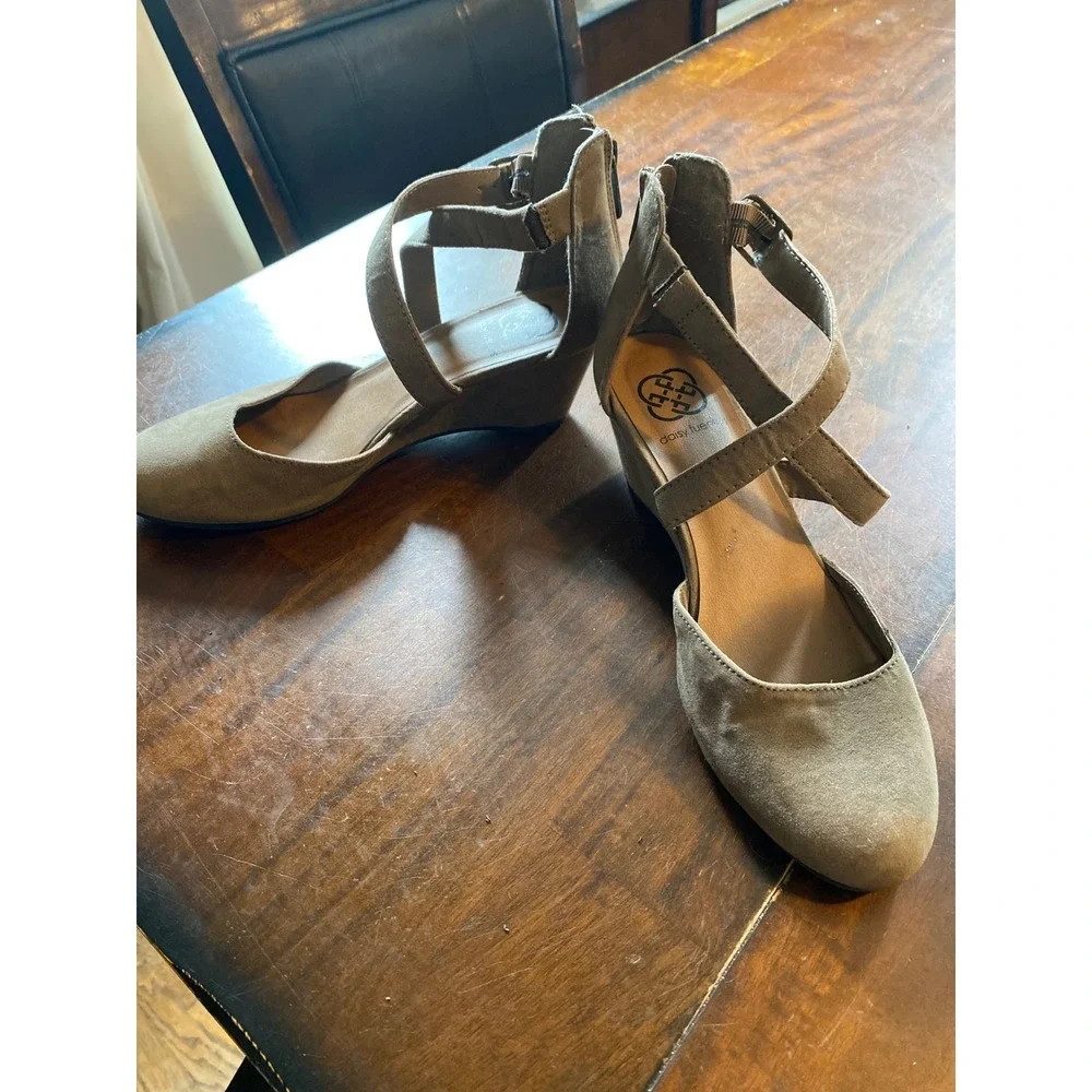 Daisy Fuentes Tala Taupe Faux Suede Wedge Heels Ankle Strap Shoes Womens 8M